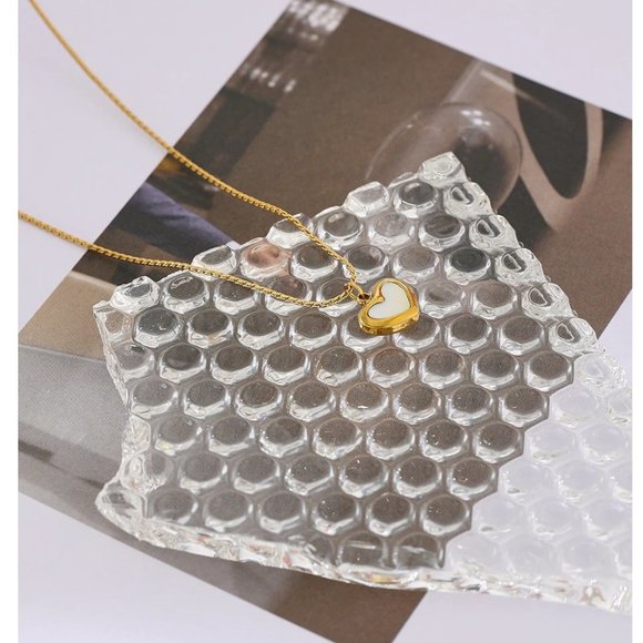 NEW 18K Gold Plated Mother of Pearl Shell Heart Necklace - Picture 5 of 6